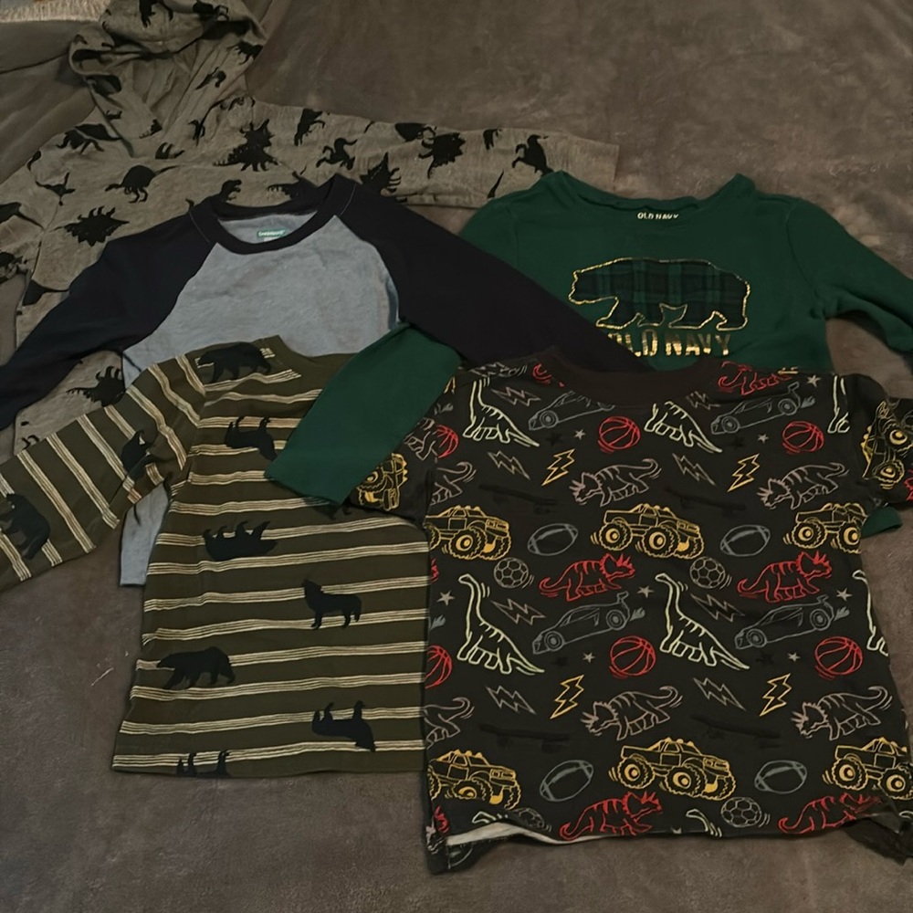 SOLD—-Boys 3t shirt bundle